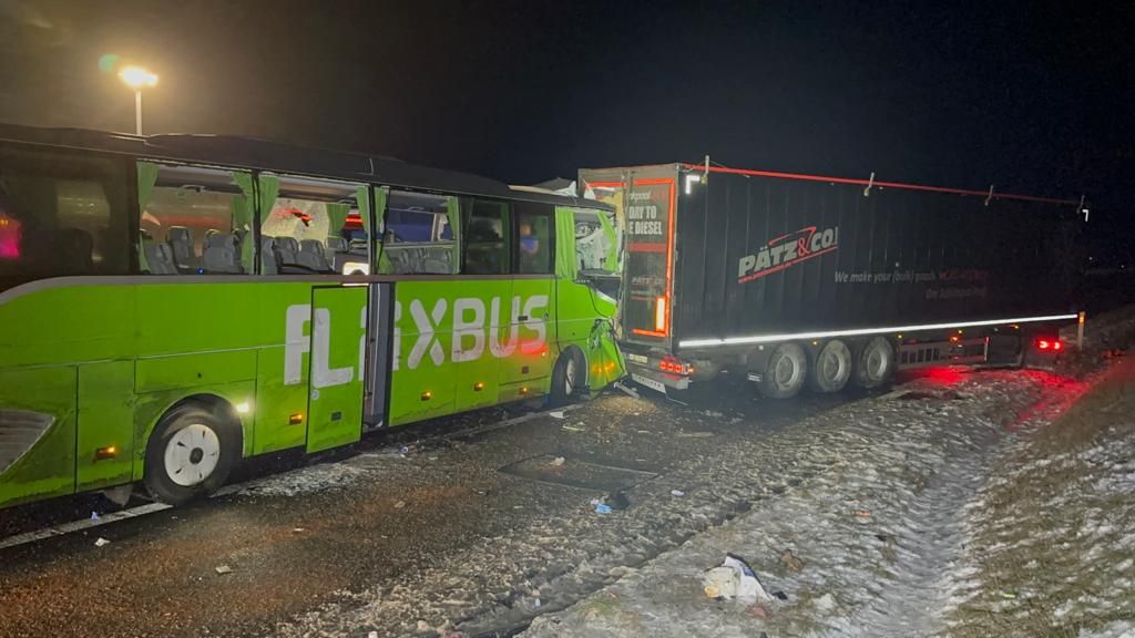 Slovenský autobus zboural v plné rychlosti vozy na D6, policista na poslední chvíli uskočil